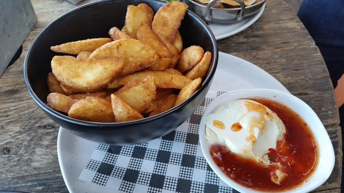 Wedges, Archibald Hotel