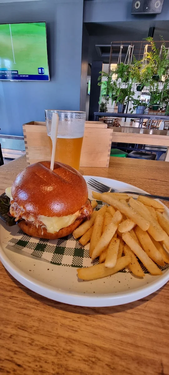 Cheeseburger, Limerick Arms Hotel
