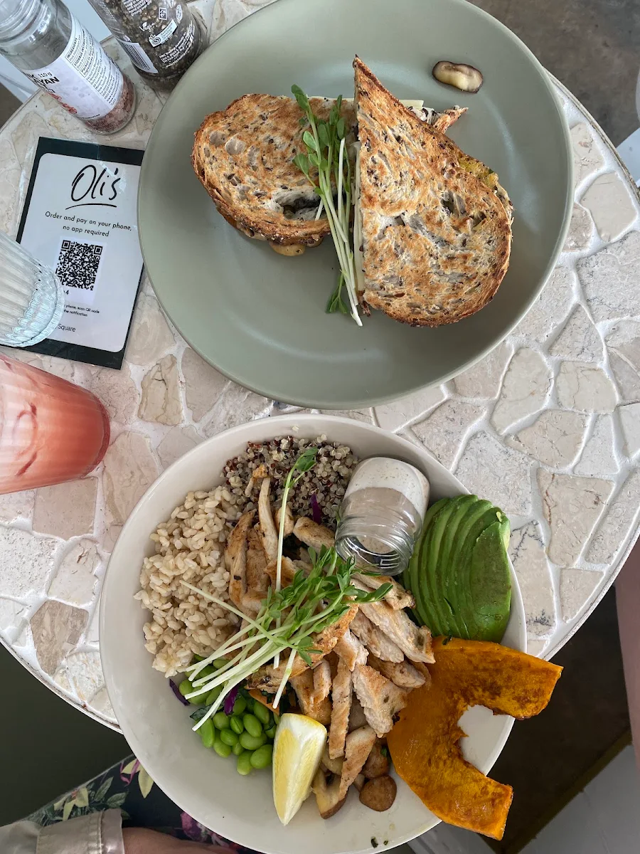Highlights, Oli's Cafe