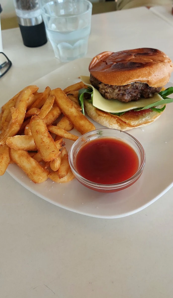 Cheeseburger with Chips