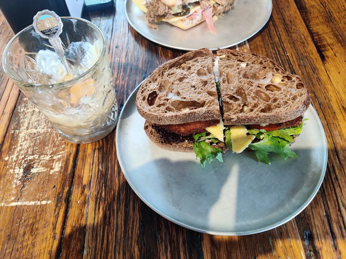 Flying Pig, Two Fives Cafe