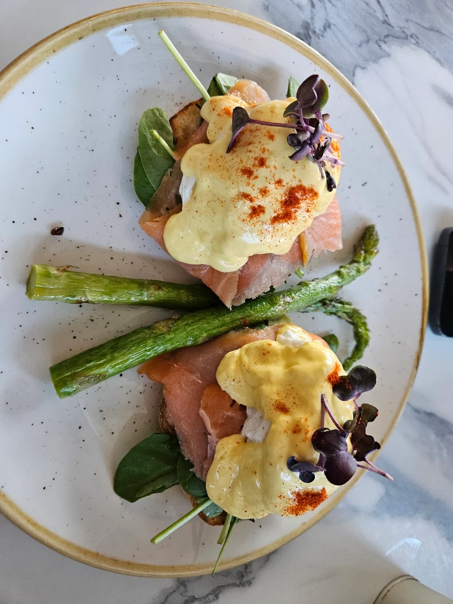 Eggs Benedict, La Royale Patisserie
