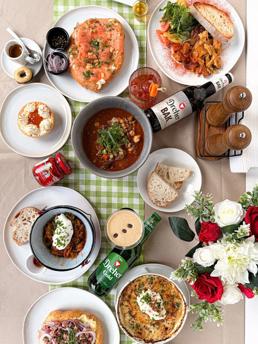 Highlights, Hungaria Café