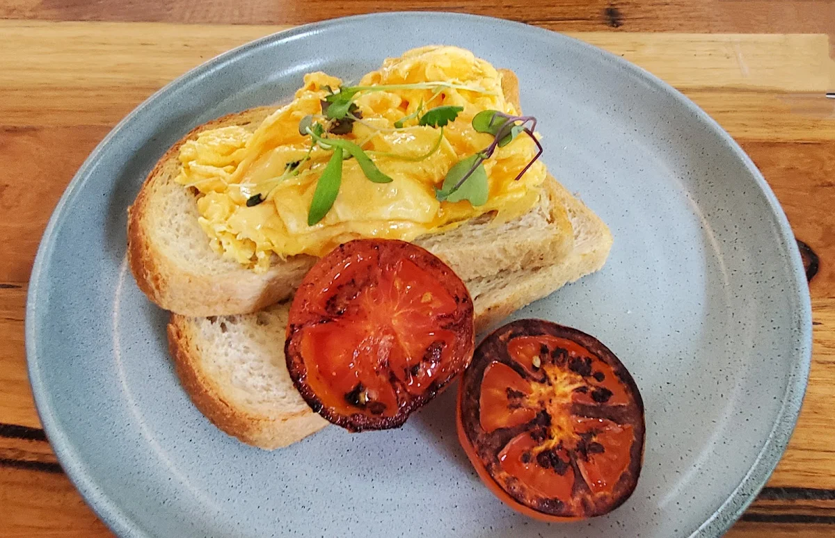Eggs on Toast with Tomato