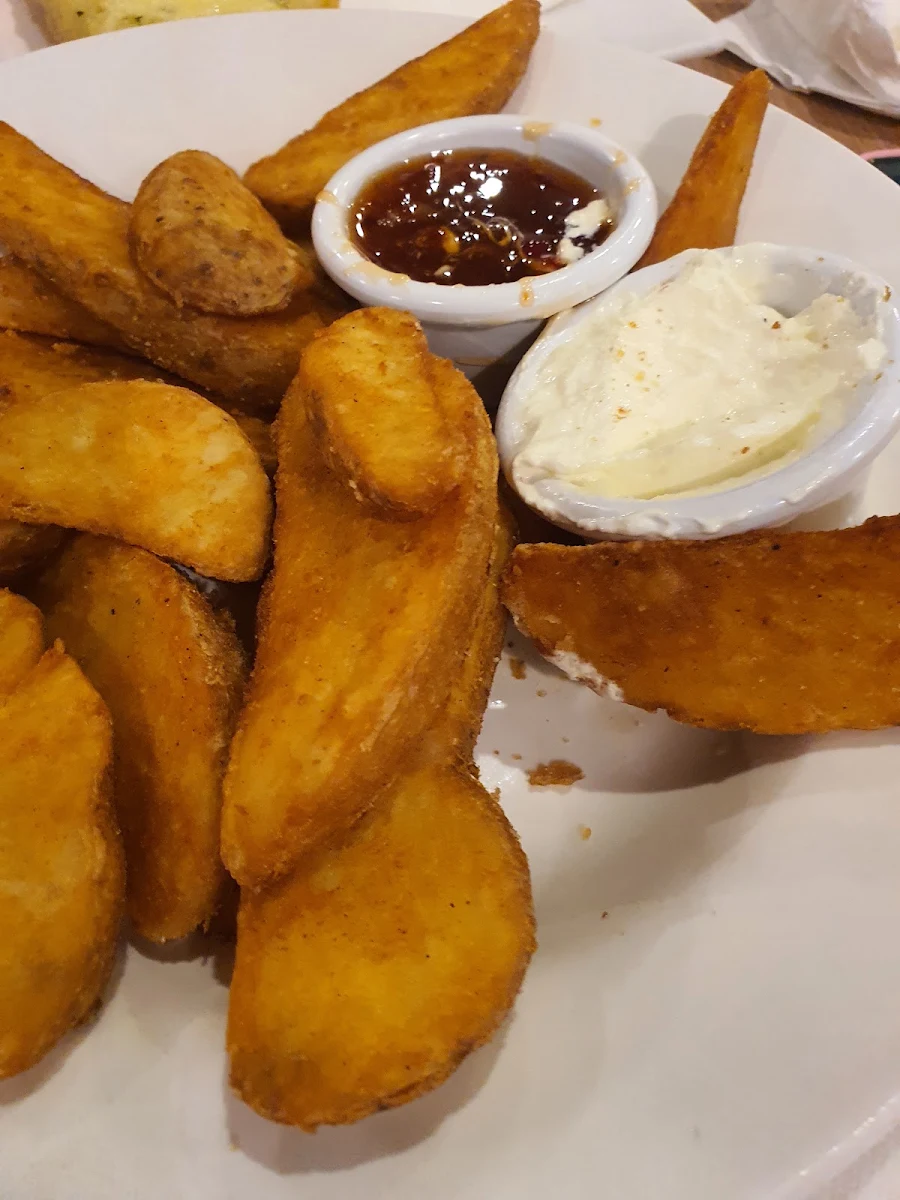 Wedges Sour Cream and Sweet Chili Sauce