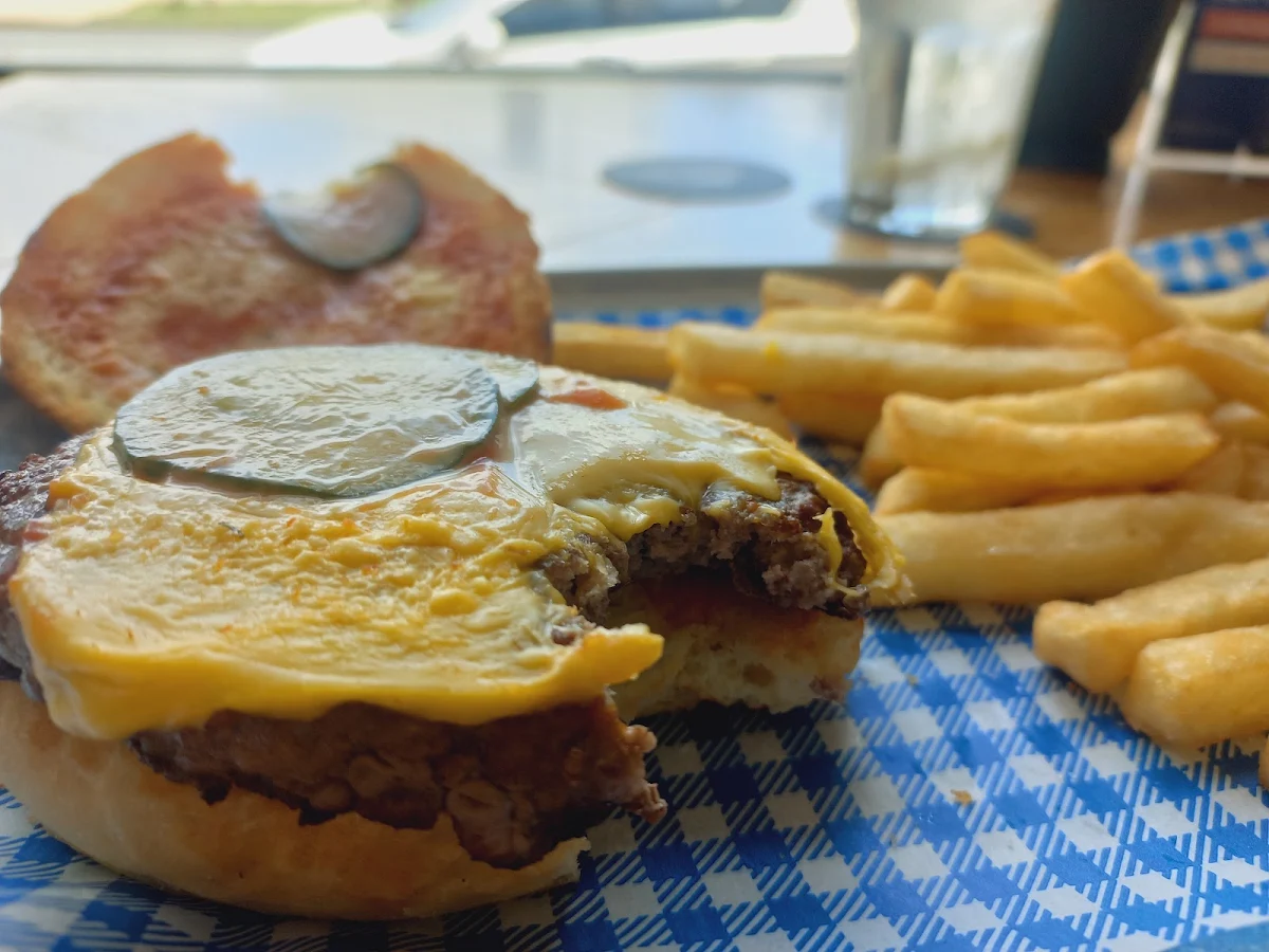 Cheeseburger, Warners Bay Hotel