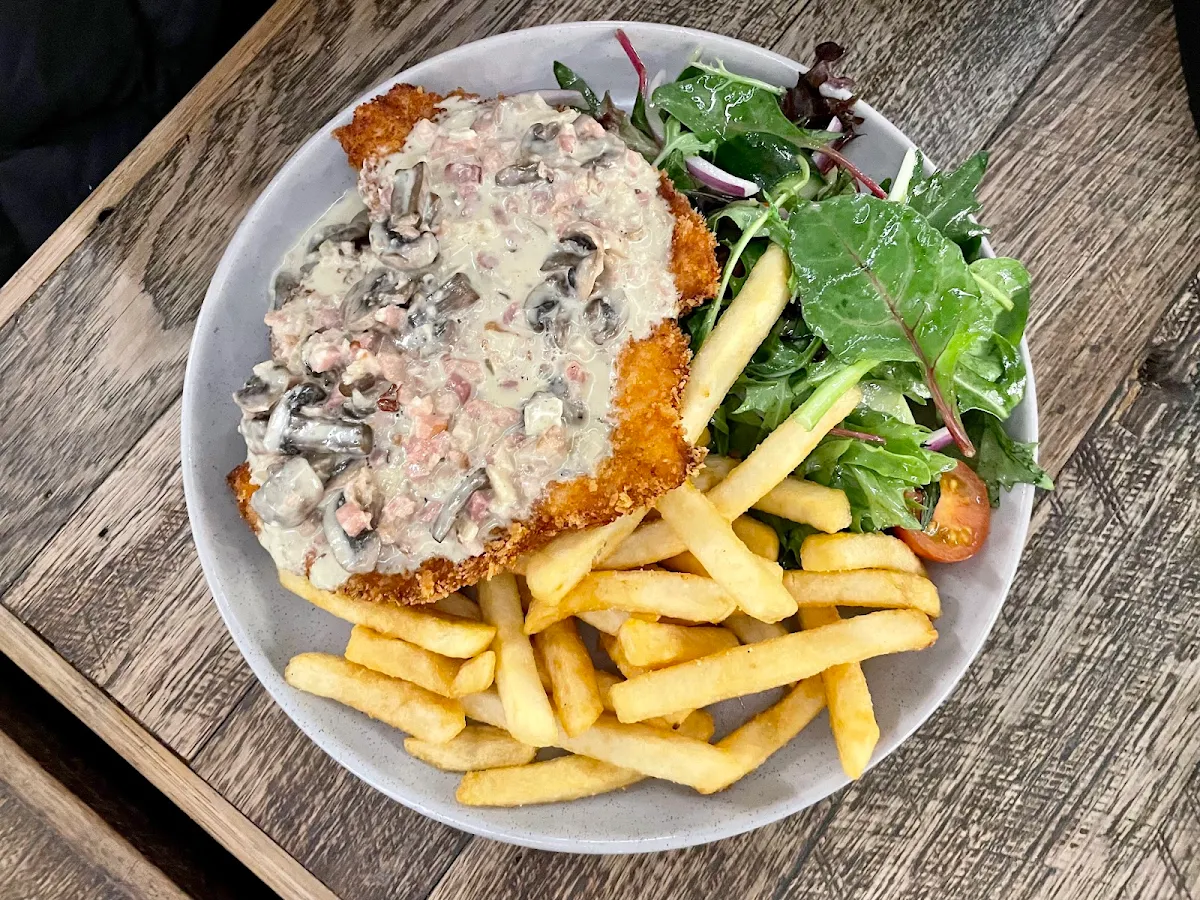 Schnitzel Boscaiola, Banksia Hotel