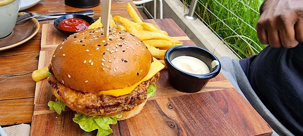 Crispy Chickenburger, CAV & CO. Cafe
