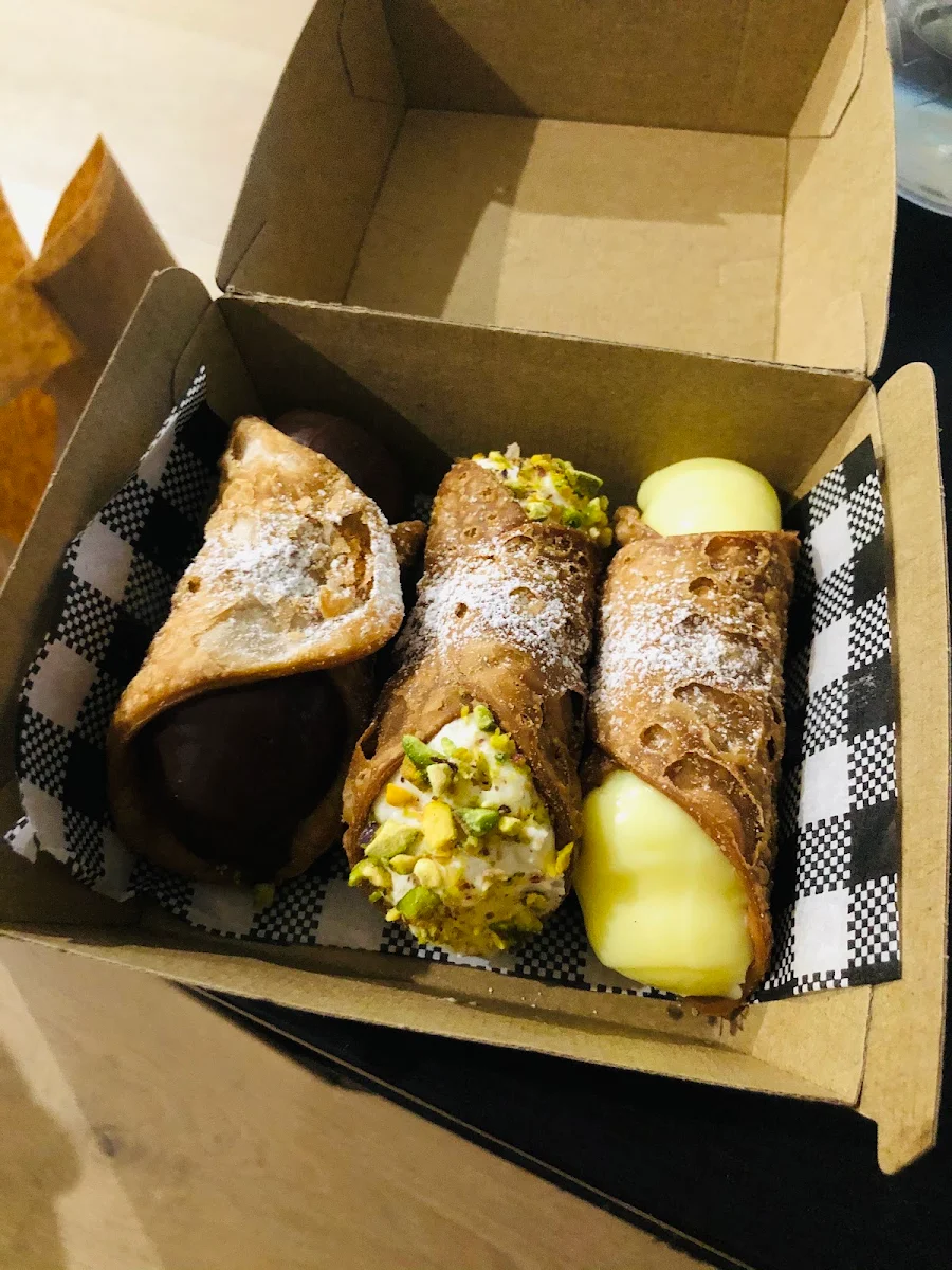 Cannoli, Paoletto's Pizza