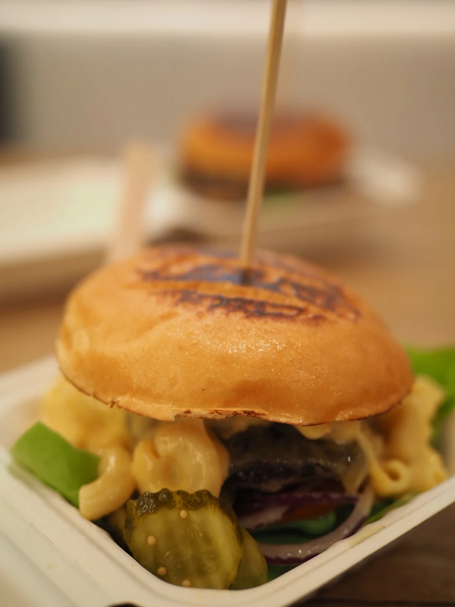 Mac & Cheeseburger, Pit Stop Bros