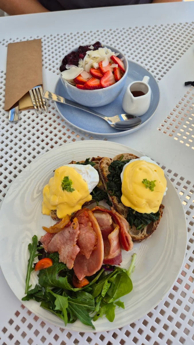 Eggs Benedict, Marina Coffee