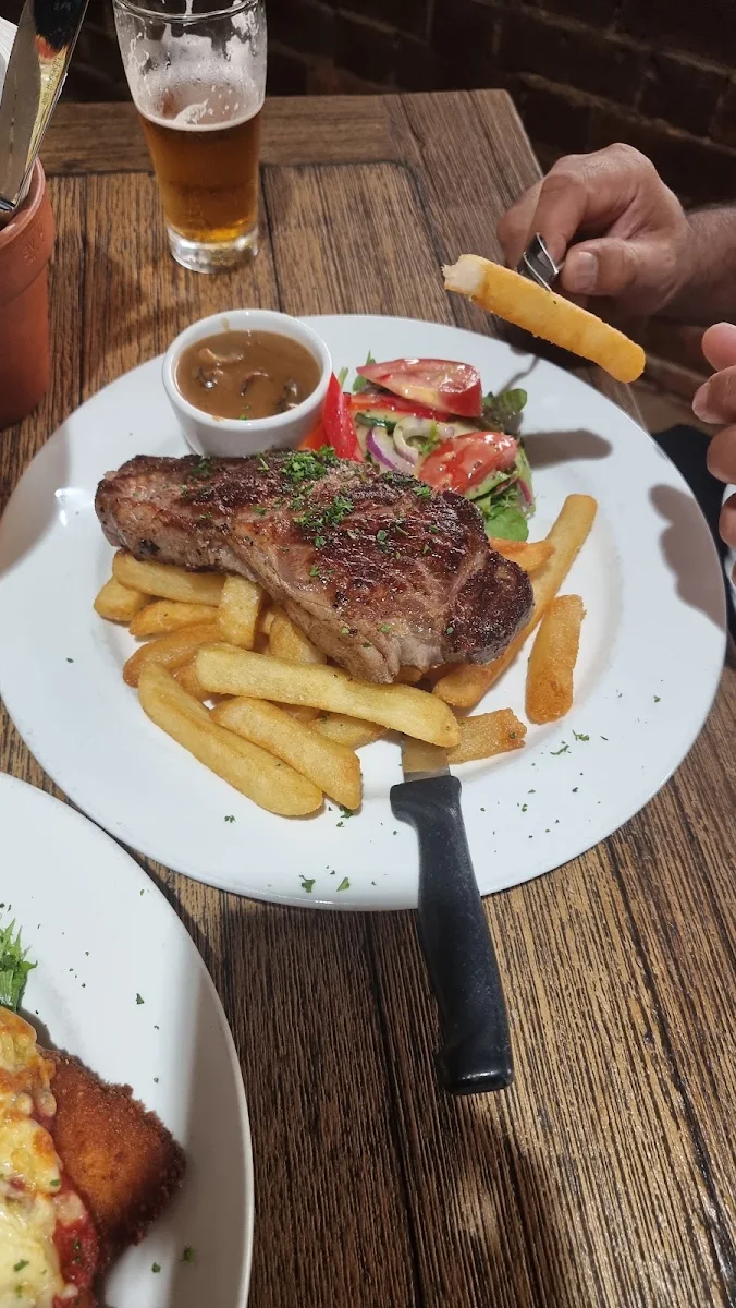 Steak & Chips, Golden Vine Hotel