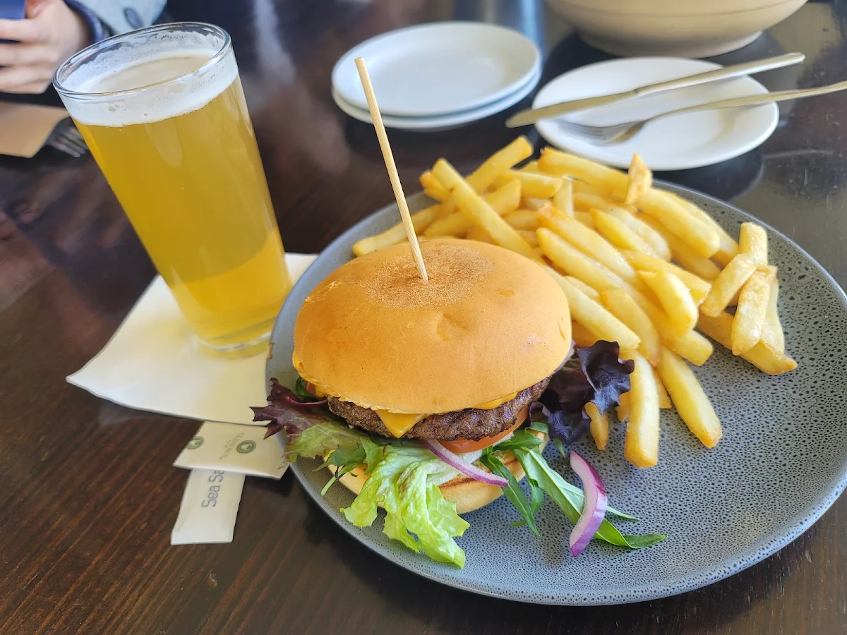 Hamburger, 4 Pines at the Farm + Barrel Bistro - Hunter Valley