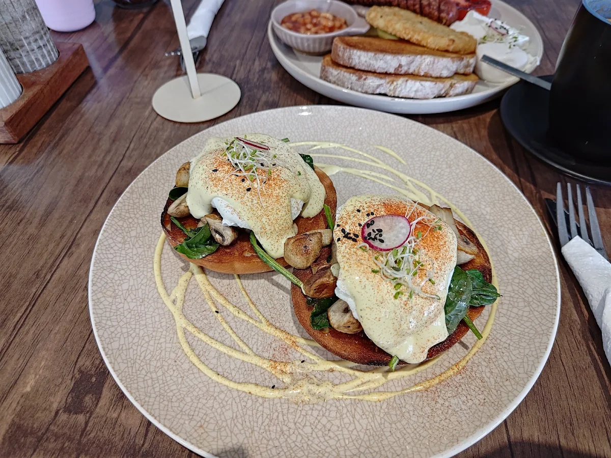 Bagel Eggs Benedict, Double Yolk