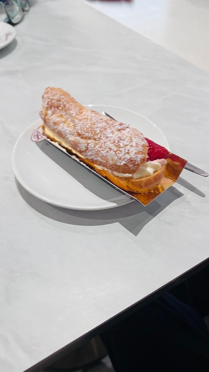 Strawberry Eclair, Brunetti Classico Moonee Ponds