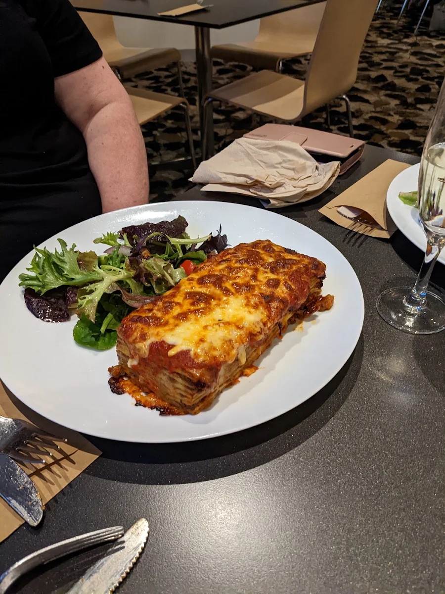 Lasagna, Roulettes Tavern