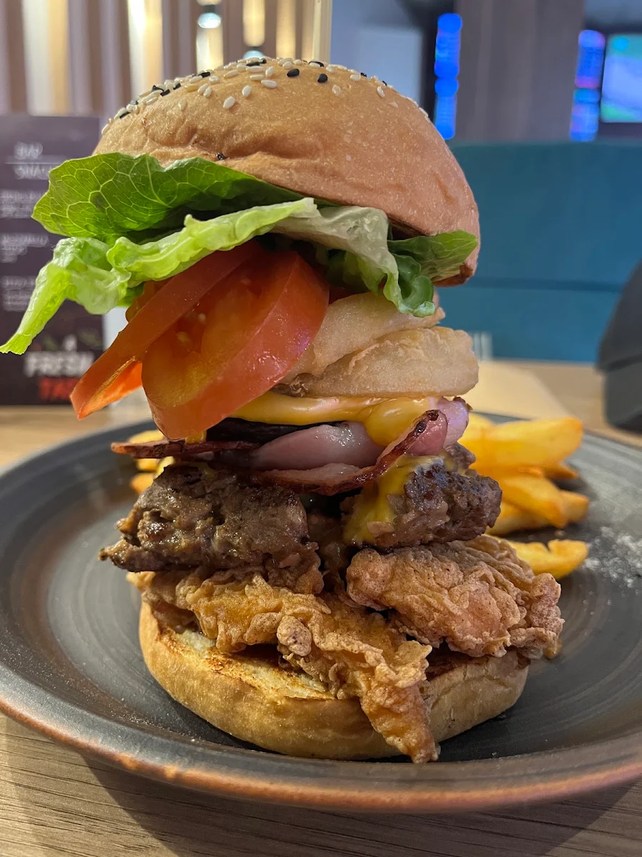 Mega Burger, Roulettes Tavern