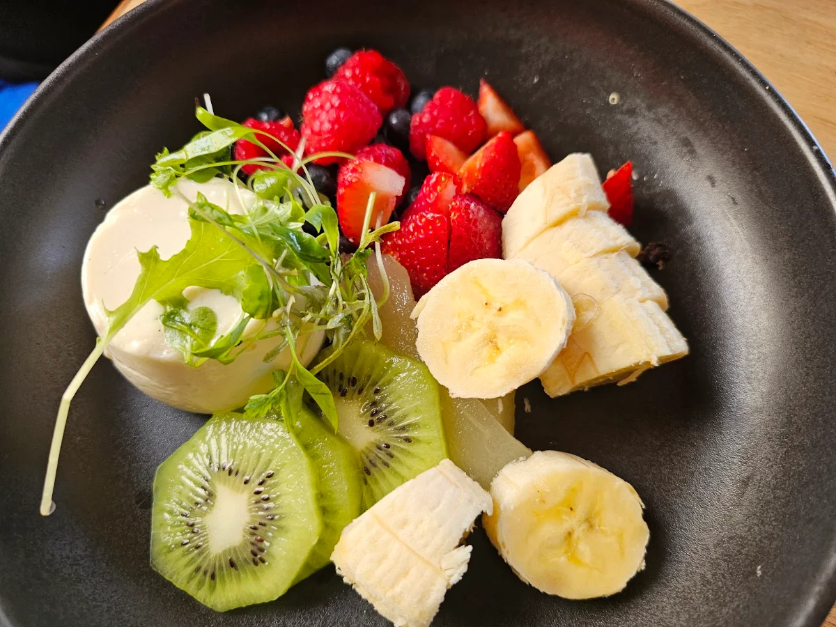 Fruit Salad, Elli & Ivy