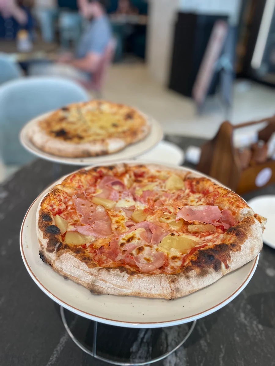 Cheesy Garlic Pizza