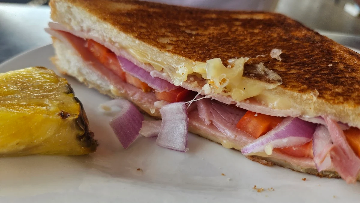 Highlights, Yachtie Bar & Cafe