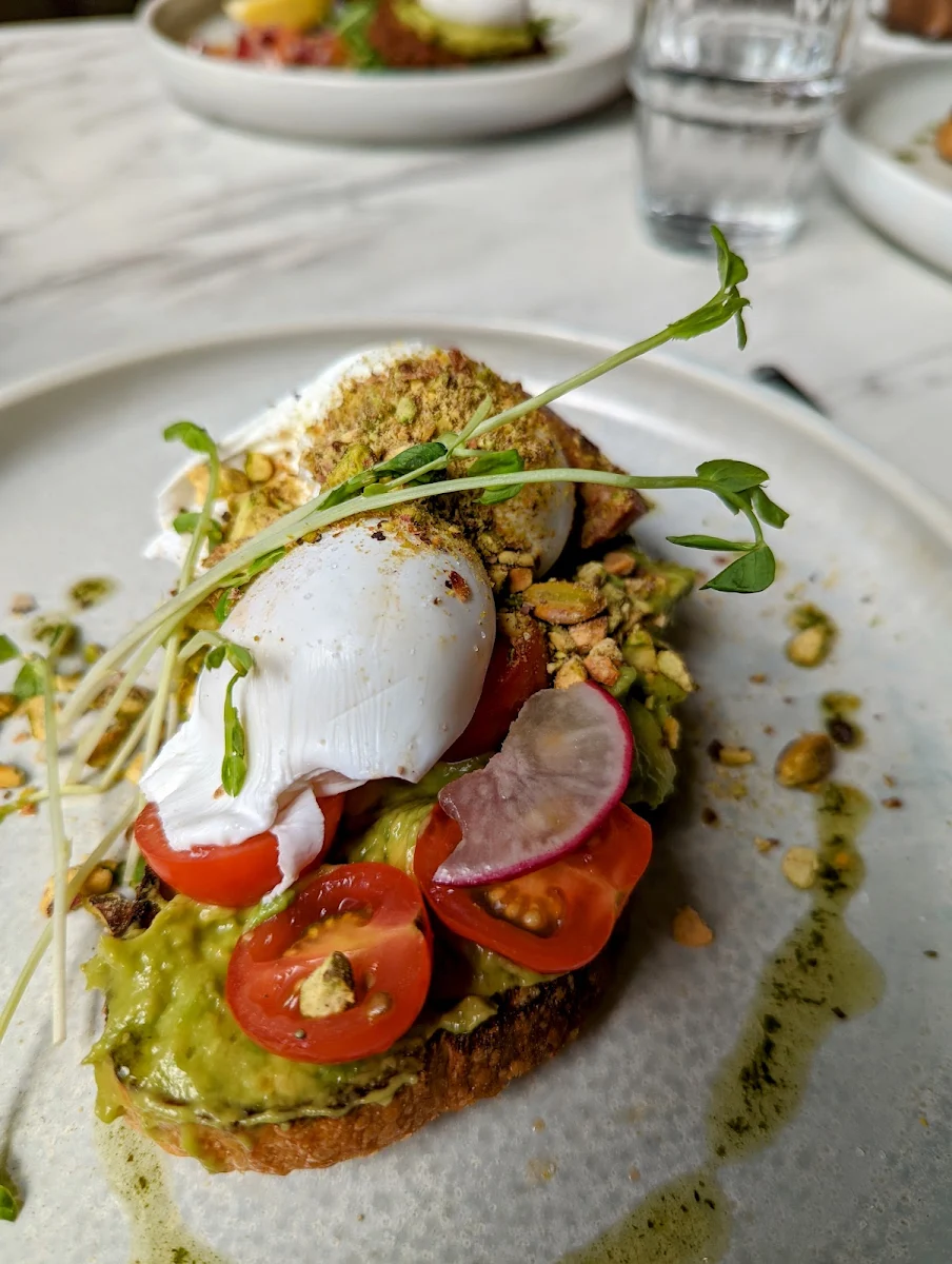 Smash Avocado w Poached Egg