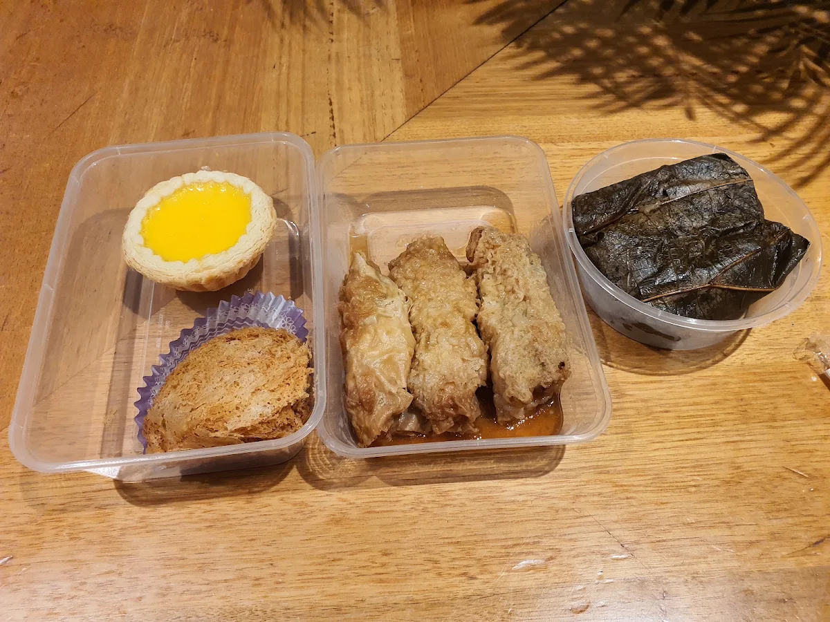 Sticky Rice with Chicken Egg Tart and Fried Taro Dumpling