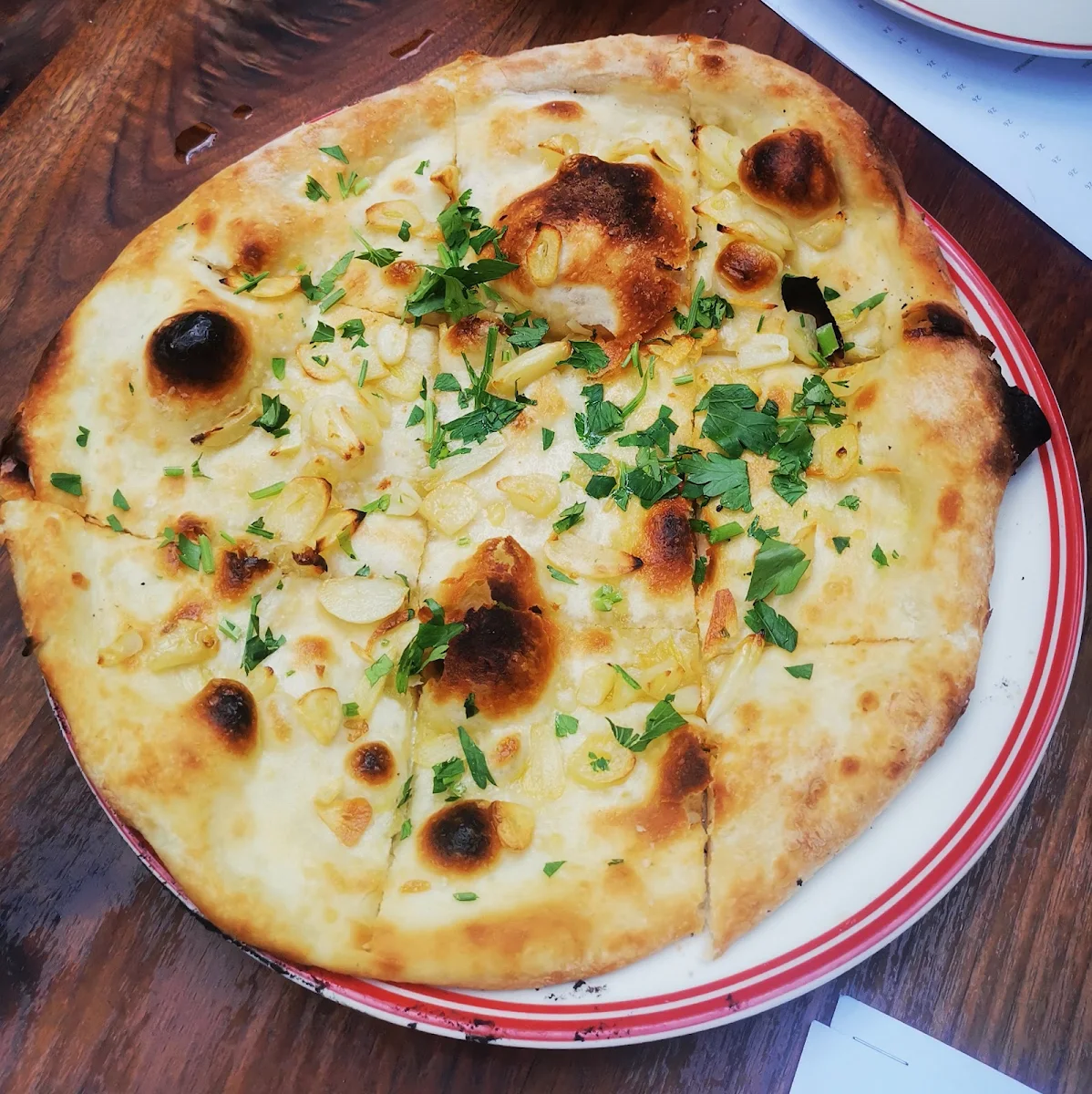 Garlic Pizza, Kaprica