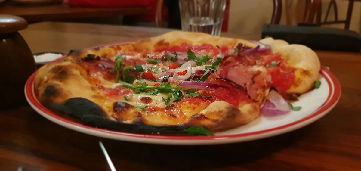 Pizza Salami, Kaprica