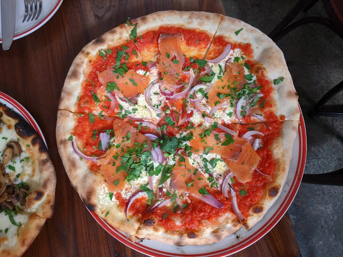 Salmone Pizza, Kaprica