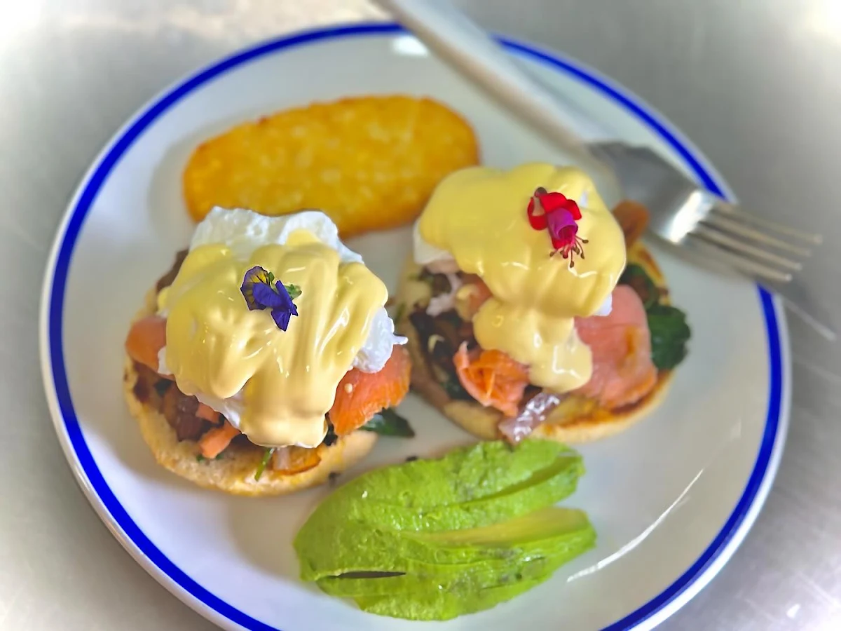 Eggs Benedict, Bean & Gone Cafe