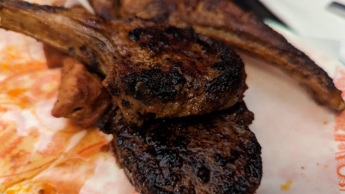 Lamb Chops, Komur
