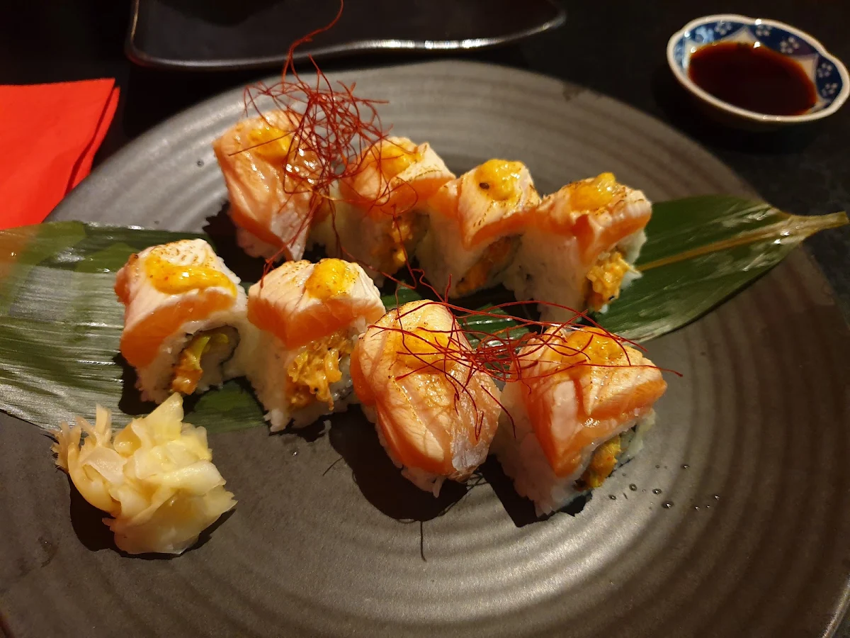 Double Salmon Roll - 8 Pieces
