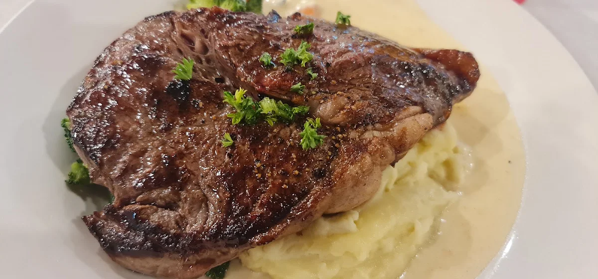 300g Rump Steak Medium Rare Mash Potatoes and Garlic Sauce