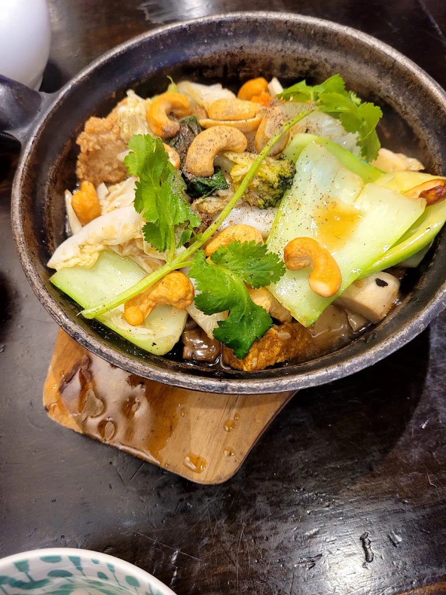 G1 Tofu-Assorted-Veggies-Mock-Meat Claypot Tay Cầm Bát Bửu