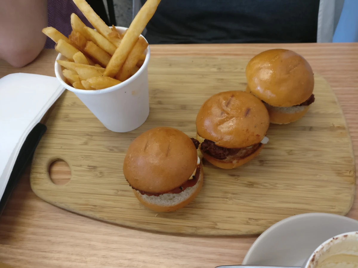 Sliders, Down The Rabbit Hole Cafe