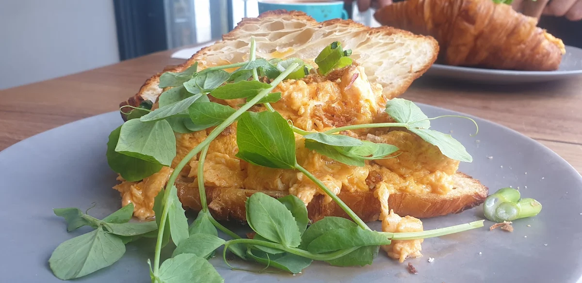 Chillie Scrambled Eggs on Croissant