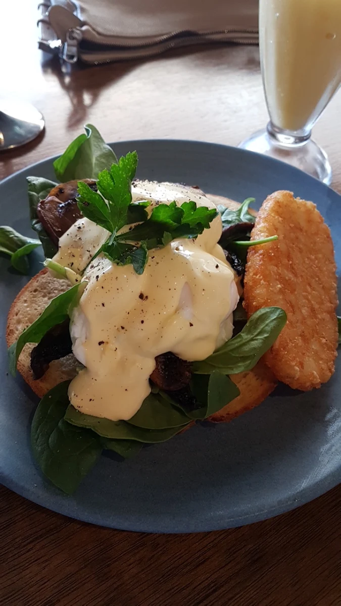 Egg Benedict with Spinach, The Coffee Club Café - Gladstone Grand Hotel