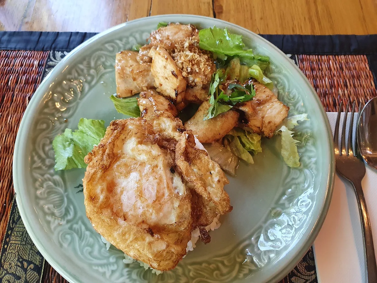 Garlic and Pepper Chicken with Egg on Rice
