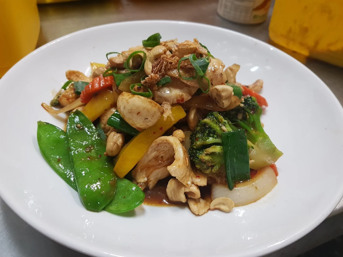 Stir Fry Chicken with Cashew Nuts
