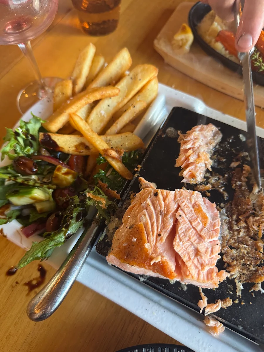 Highlights, Glossy Black Restaurant