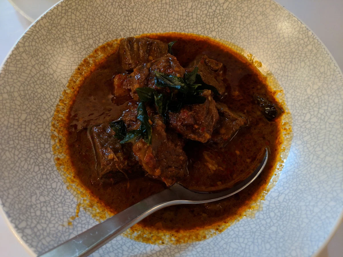 Lamb Rendang, Lanterne Rooms
