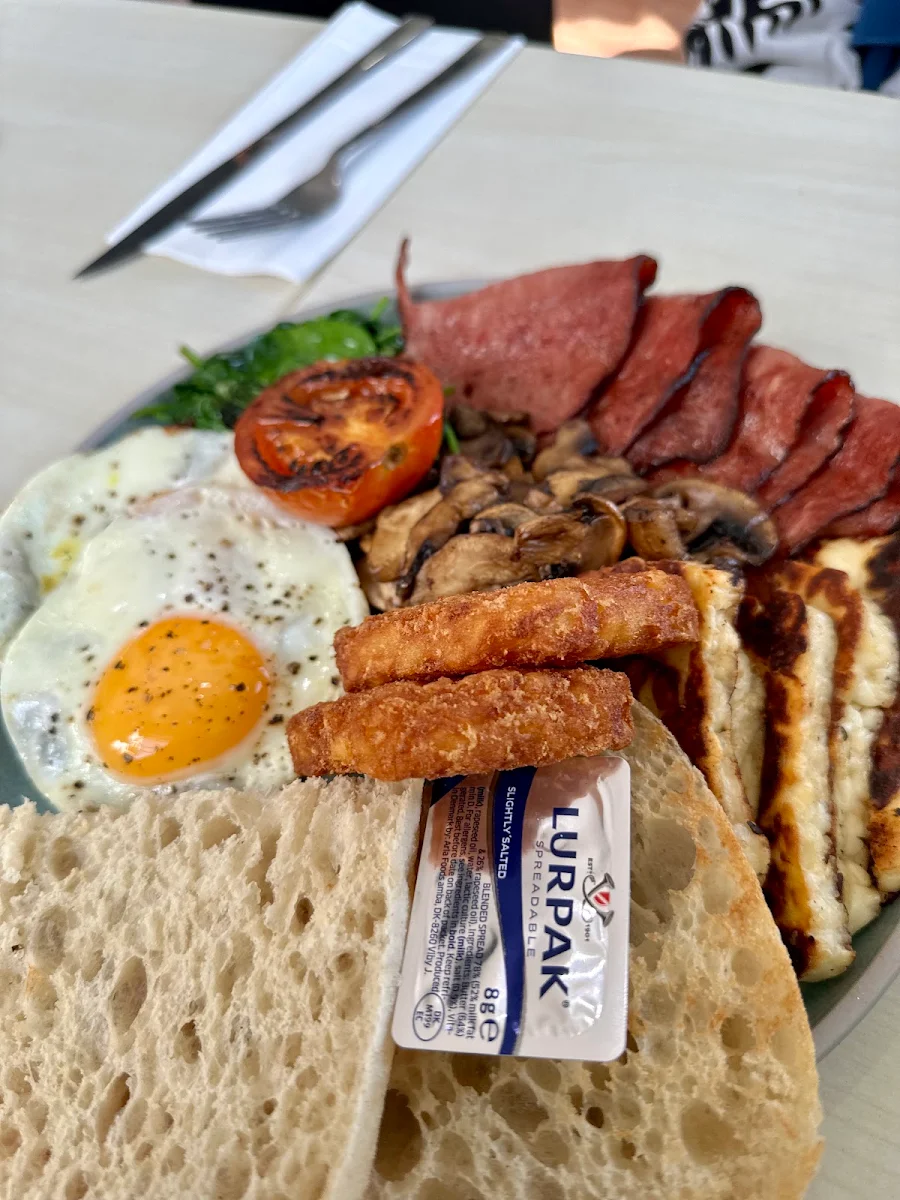 Highlights, Zeekas cafe