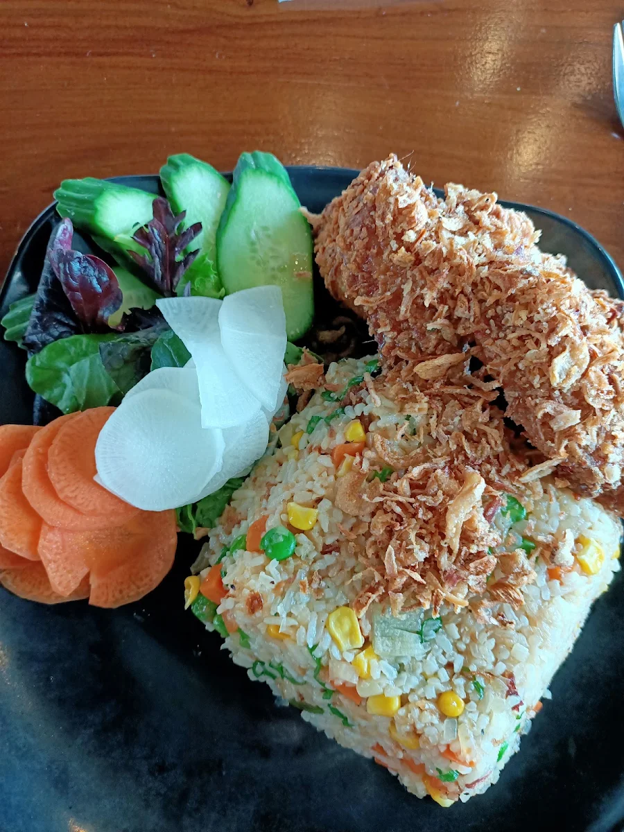 Crispy Chicken Wings with Fried Rice