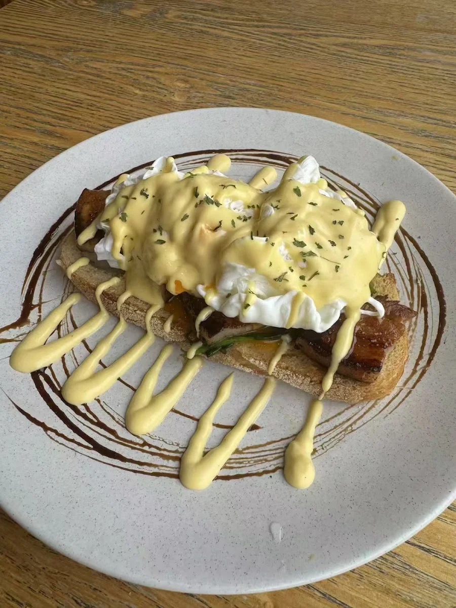 Eggs Benedict Vo, Miss Bunny Café