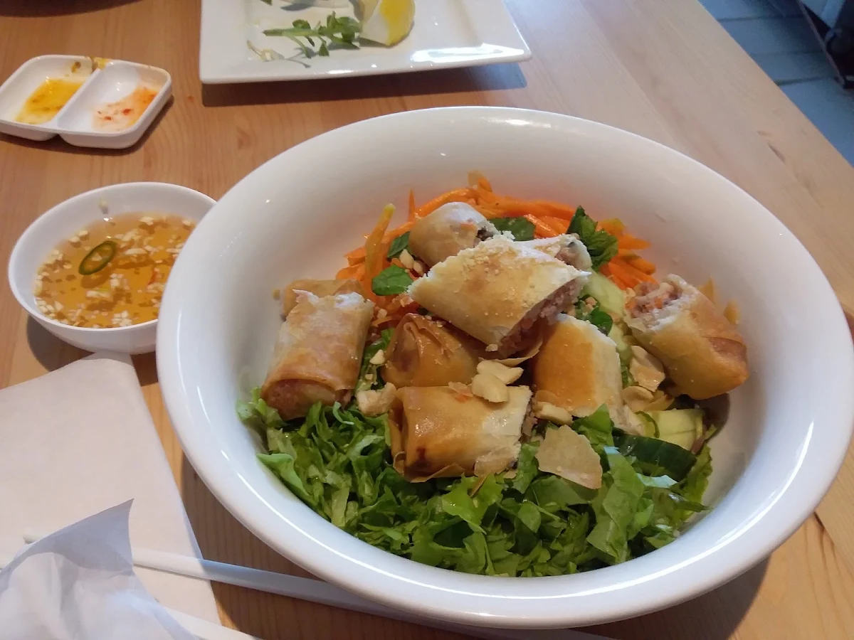 Bun with Spring Rolls