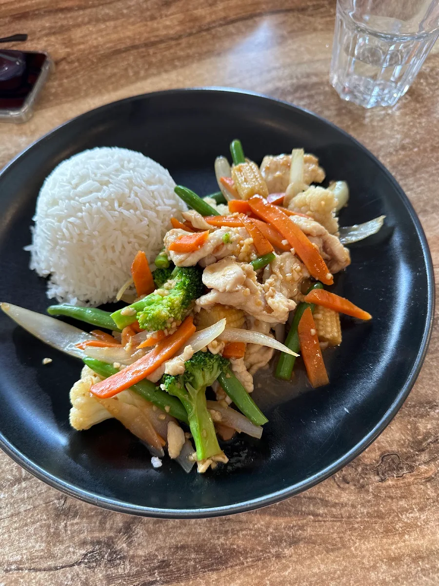 Stir-Fry with Garlic Sauce and Served with Steamed Rice