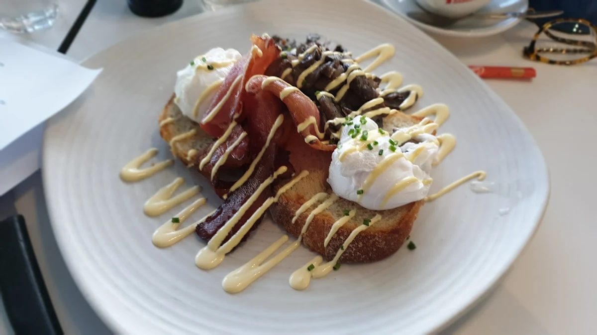 Eggs Benedict, Caffe Stazione