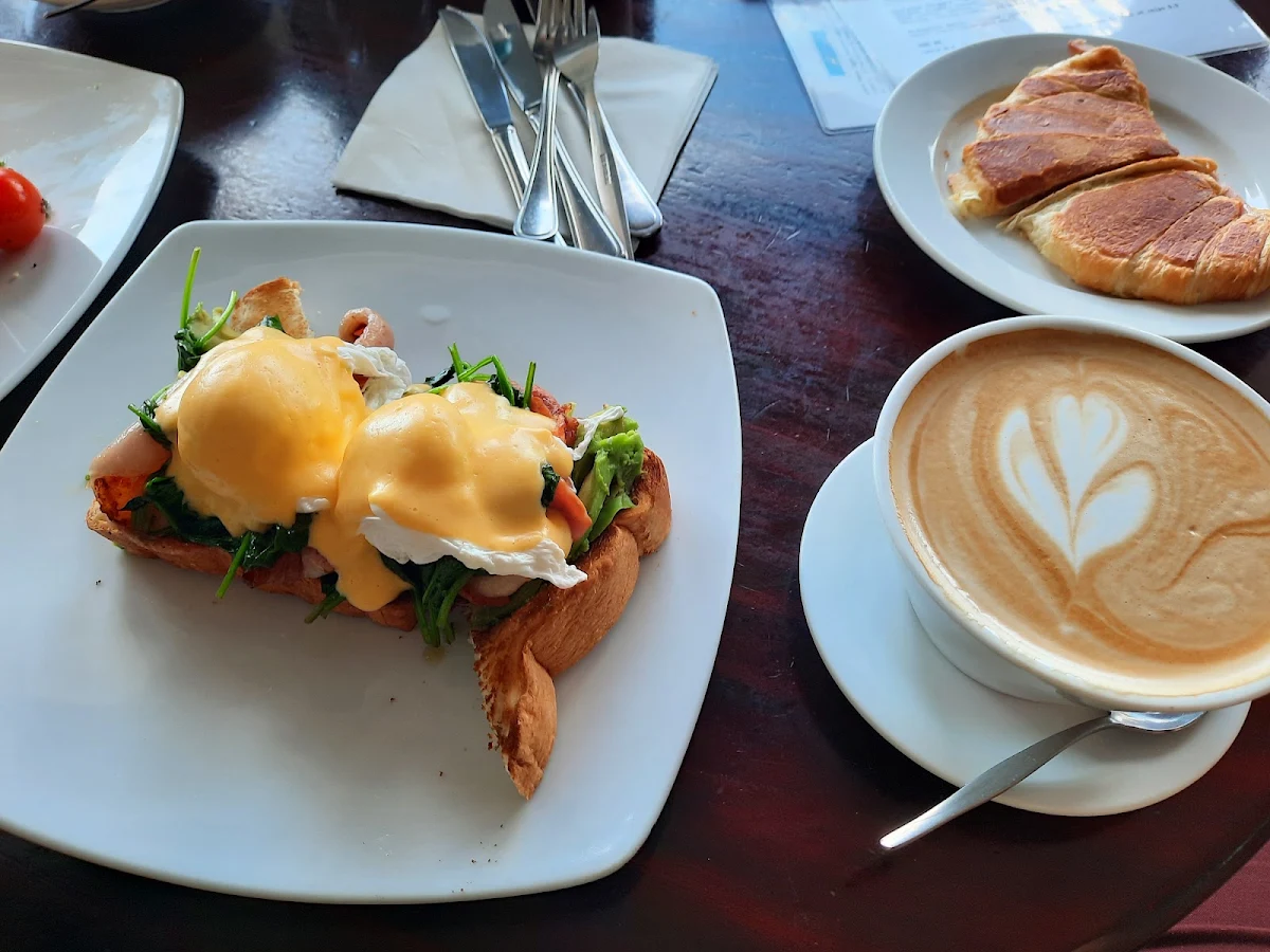 Eggs Benedict, Boatshed