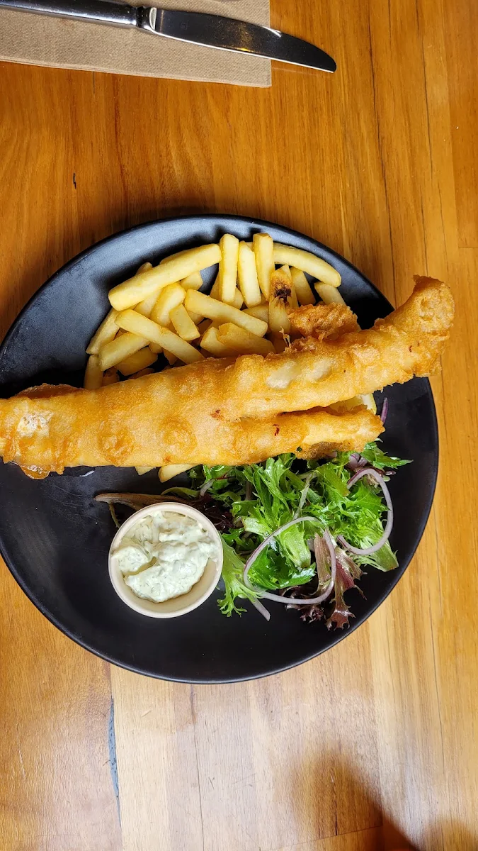 Beer Battered Fish & Chips w Tartare & Lemon