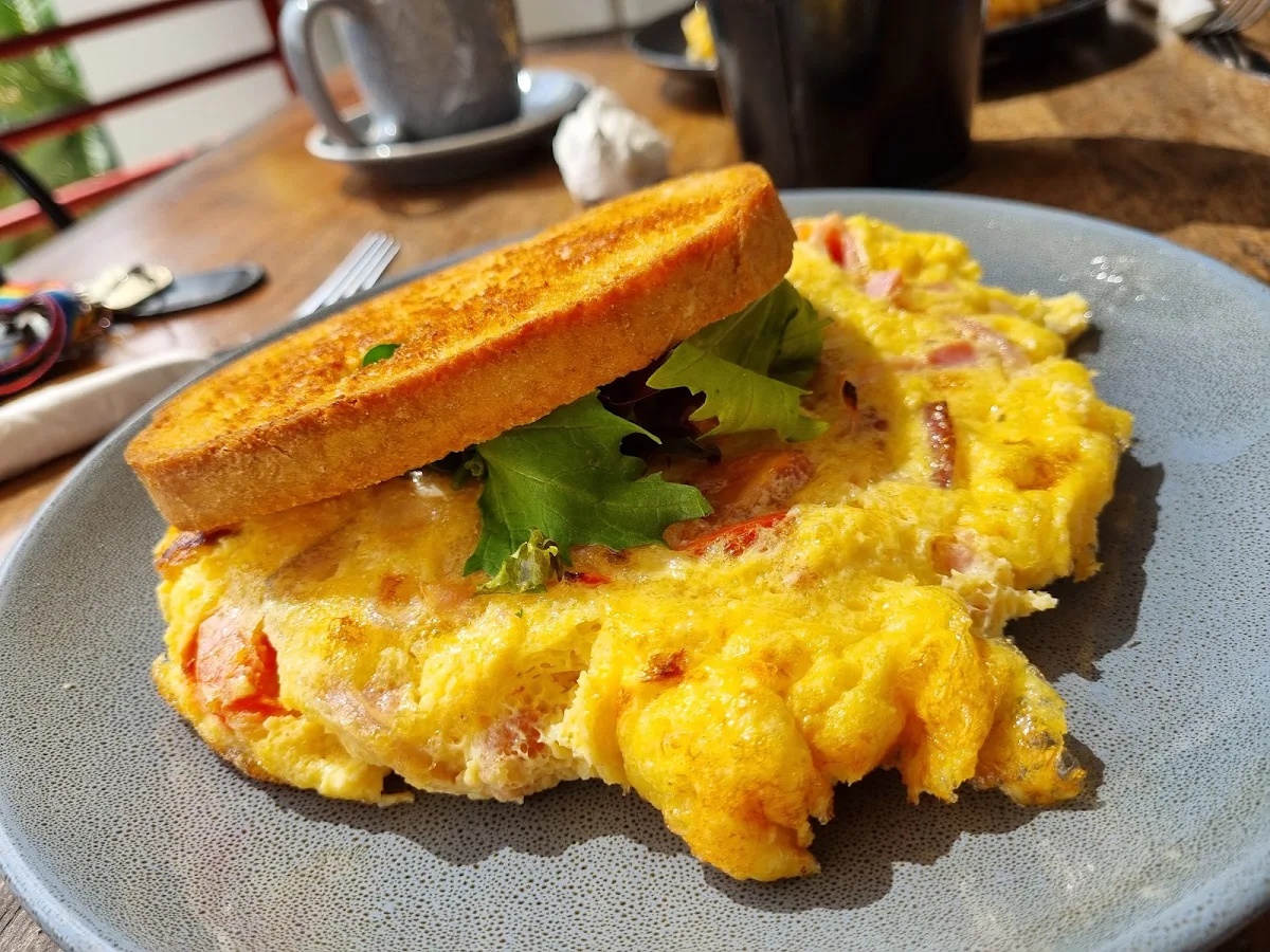 B&B Omelette, Birds & Bees Café / Bar